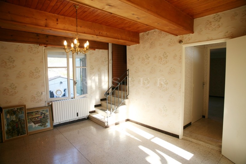 Close to Gordes, in a charming Luberon village, for sale, house with courtyard. Numerous possibilities.