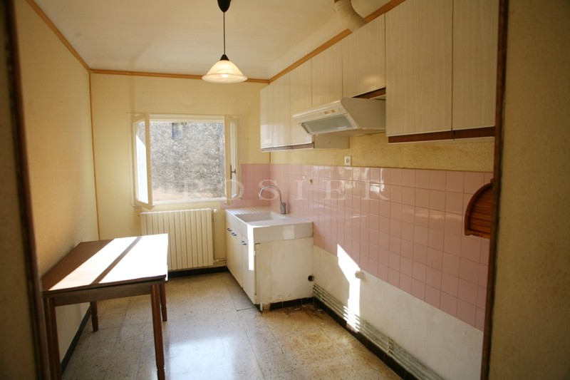 Close to Gordes, in a charming Luberon village, for sale, house with courtyard. Numerous possibilities.