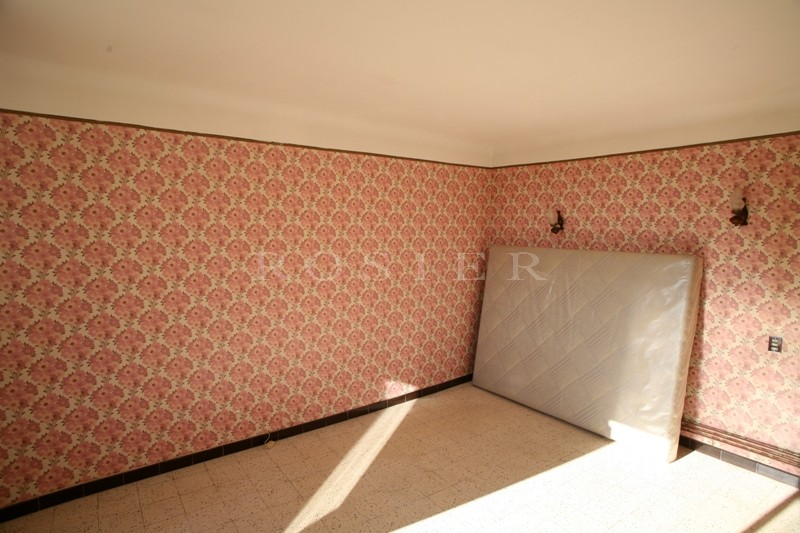 Close to Gordes, in a charming Luberon village, for sale, house with courtyard. Numerous possibilities.