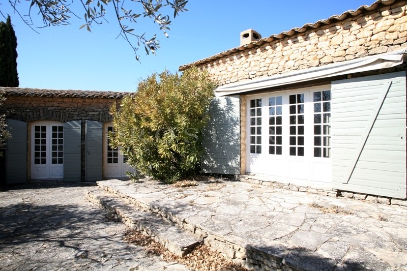 Close to Gordes, a family home with swimming pool and tennis court for sale in a much saught-after area.