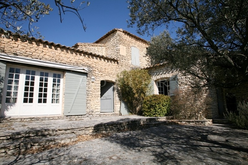 Close to Gordes, a family home with swimming pool and tennis court for sale in a much saught-after area.