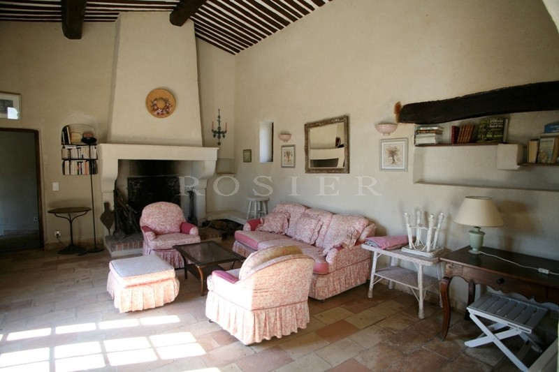 Close to Gordes, a family home with swimming pool and tennis court for sale in a much saught-after area.