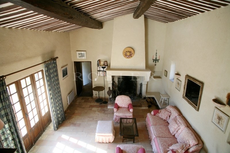 Close to Gordes, a family home with swimming pool and tennis court for sale in a much saught-after area.