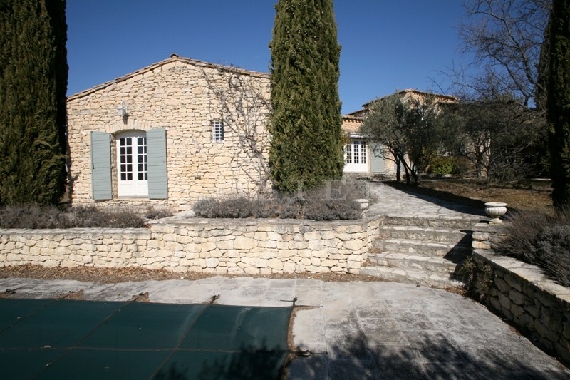 Close to Gordes, a family home with swimming pool and tennis court for sale in a much saught-after area.