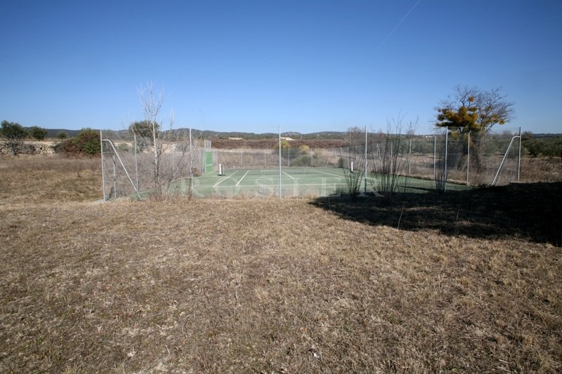 Close to Gordes, a family home with swimming pool and tennis court for sale in a much saught-after area.