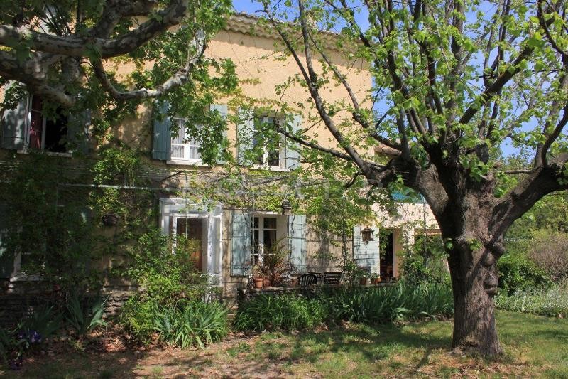 In the Comtat Venaisson, close to the centre of the village and local shops, an authentic farmhouse with swimming pool and outbuildings