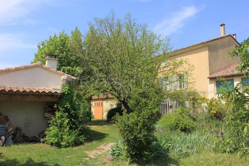 In the Comtat Venaisson, close to the centre of the village and local shops, an authentic farmhouse with swimming pool and outbuildings