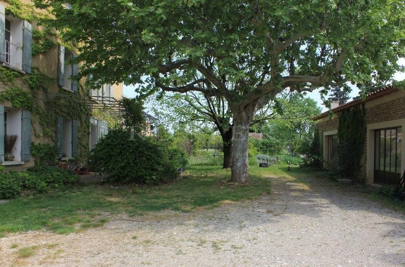 In the Comtat Venaisson, close to the centre of the village and local shops, an authentic farmhouse with swimming pool and outbuildings