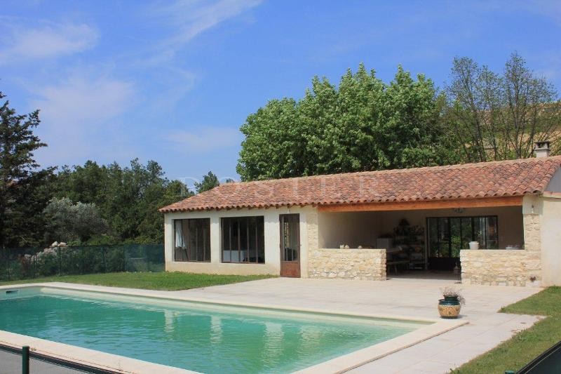 In the Comtat Venaisson, close to the centre of the village and local shops, an authentic farmhouse with swimming pool and outbuildings