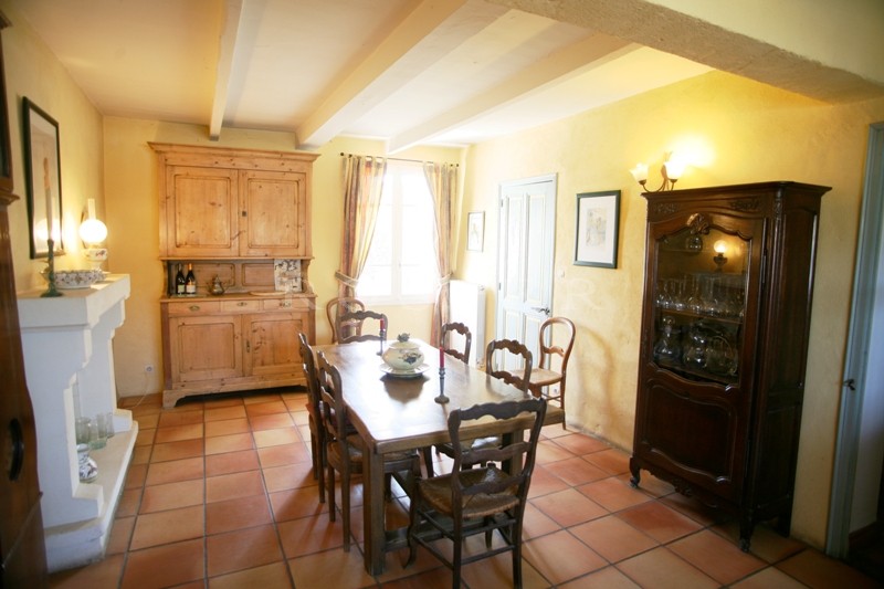 In the Comtat Venaisson, close to the centre of the village and local shops, an authentic farmhouse with swimming pool and outbuildings