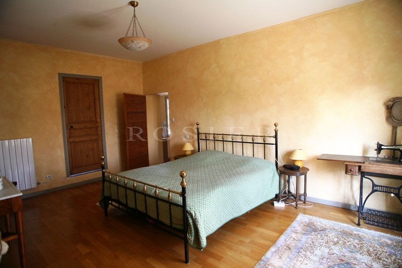 In the Comtat Venaisson, close to the centre of the village and local shops, an authentic farmhouse with swimming pool and outbuildings