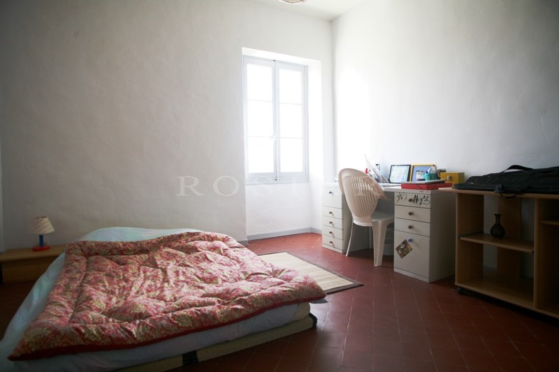 In the Comtat Venaisson, close to the centre of the village and local shops, an authentic farmhouse with swimming pool and outbuildings