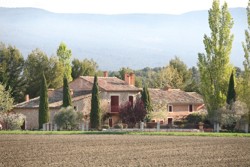 For sale, between Gordes and Roussillon in Provence, a rare property with swimming pool and outbuildings on more than 18 hectares (44 acres) of land