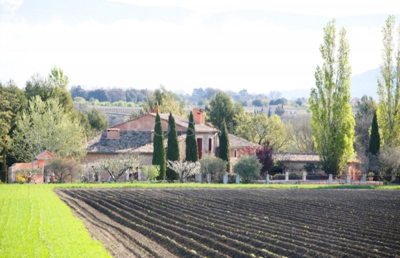 For sale, between Gordes and Roussillon in Provence, a rare property with swimming pool and outbuildings on more than 18 hectares (44 acres) of land
