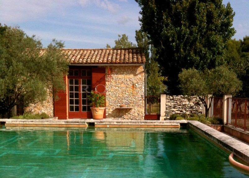 For sale, between Gordes and Roussillon in Provence, a rare property with swimming pool and outbuildings on more than 18 hectares (44 acres) of land