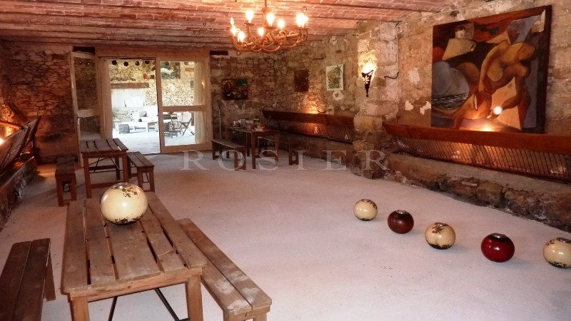 In the heart of Provence, a beautiful 19th century property. Absolutely peaceful and with wonderful potential.