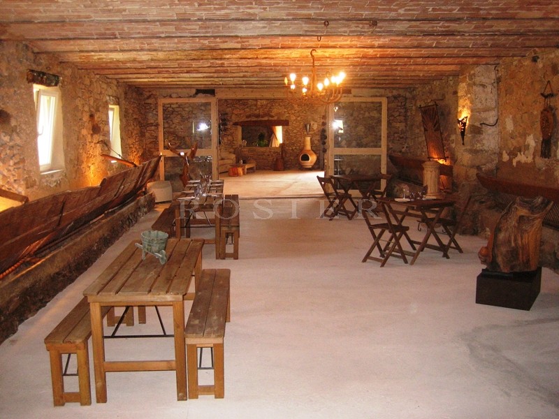In the heart of Provence, a beautiful 19th century property. Absolutely peaceful and with wonderful potential.