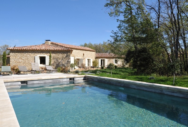 In the Luberon, a few minutes from Gordes and Roussillon, for sale, a contemporary stone house with a swimming pool and views of the Luberon