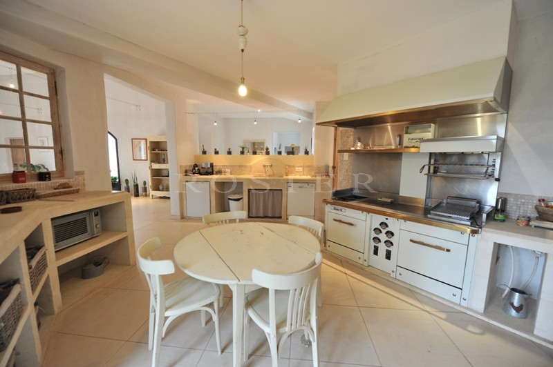 In the Luberon, a few minutes from Gordes and Roussillon, for sale, a contemporary stone house with a swimming pool and views of the Luberon