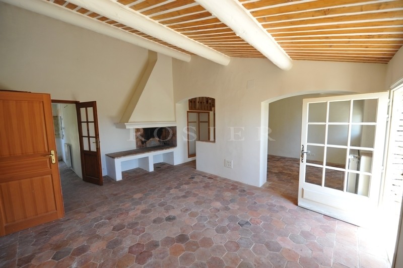A few minutes walk from the listed village of Gordes, a stone house for renovation on more than 1,800 m²  of land, offering stunning views of the Luberon