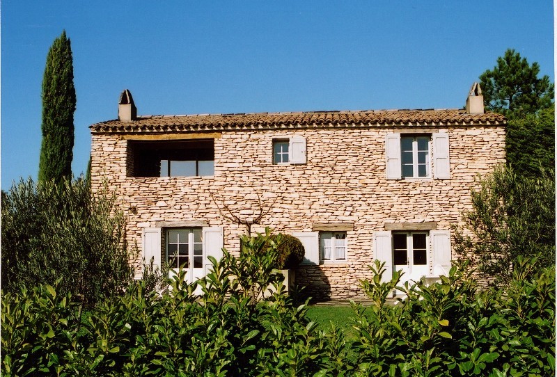 Rosier in Gordes offers a stone house for renovation on 1,200 m² of land, with views of the Luberon mountains and the valley.