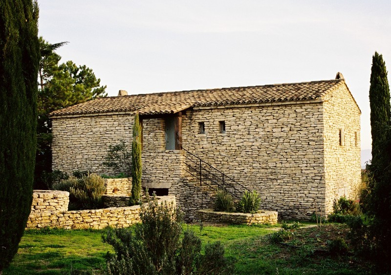 Rosier in Gordes offers a stone house for renovation on 1,200 m² of land, with views of the Luberon mountains and the valley.