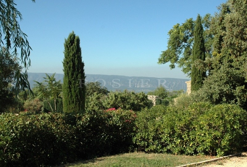 Rosier in Gordes offers a stone house for renovation on 1,200 m² of land, with views of the Luberon mountains and the valley.