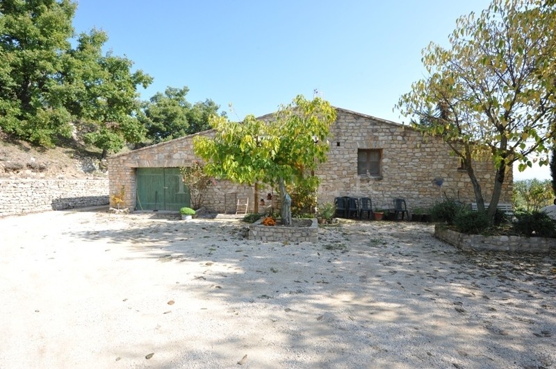 Provence, Luberon, for sale, hillside property with outbuildings, on a park of 50 hectares, facing the Luberon mountain, 