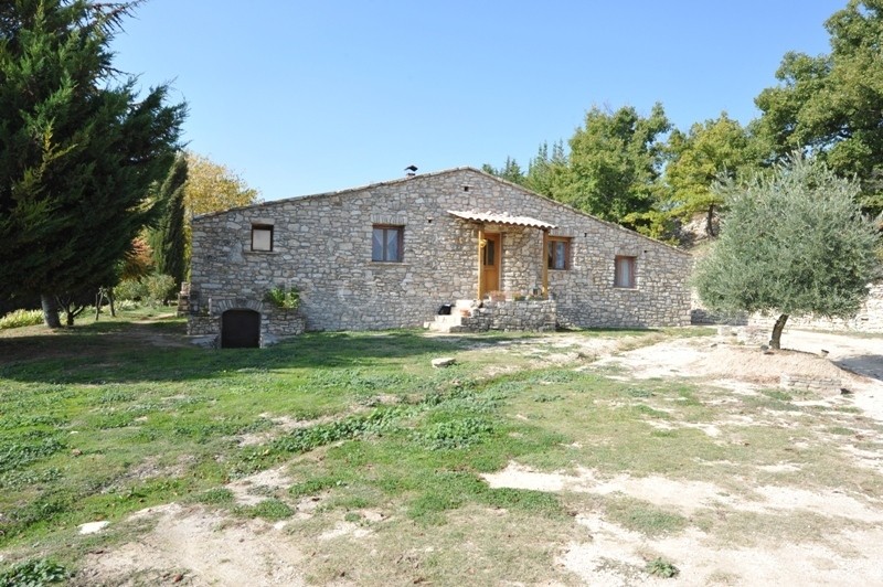 Provence, Luberon, for sale, hillside property with outbuildings, on a park of 50 hectares, facing the Luberon mountain, 