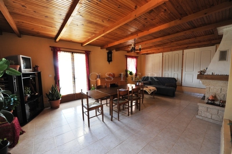 Provence, Luberon, for sale, hillside property with outbuildings, on a park of 50 hectares, facing the Luberon mountain, 