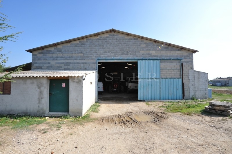 Provence, Luberon, for sale, hillside property with outbuildings, on a park of 50 hectares, facing the Luberon mountain, 