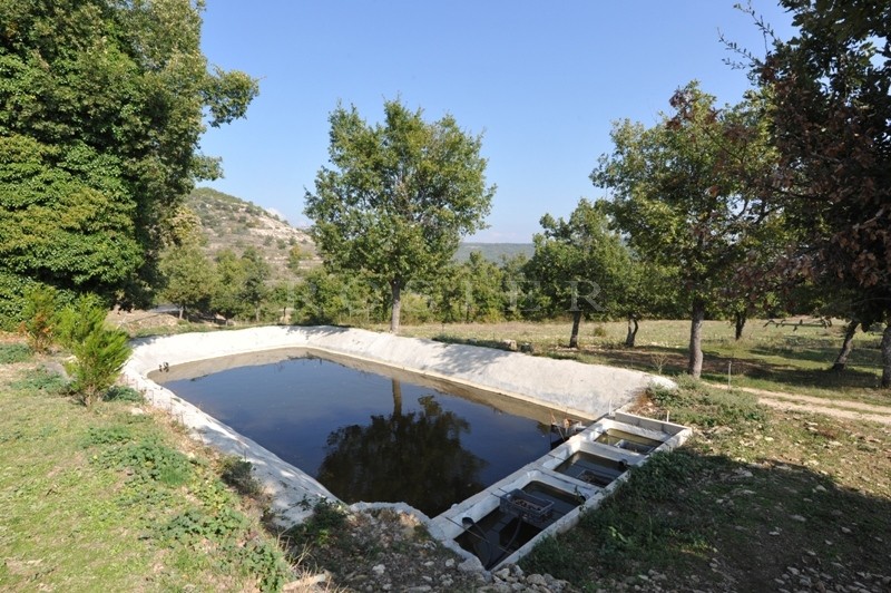 Provence, Luberon, for sale, hillside property with outbuildings, on a park of 50 hectares, facing the Luberon mountain, 