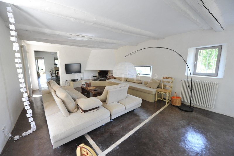 Luberon, close to the perched villages of Bonnieux and Menerbes, for sale, renovated farmhouse with more than 4.5 hectares of grounds