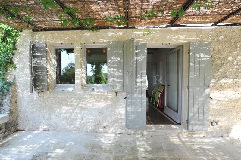 Luberon, close to the perched villages of Bonnieux and Menerbes, for sale, renovated farmhouse with more than 4.5 hectares of grounds