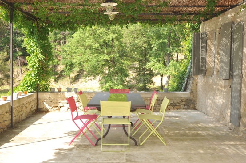 Luberon, close to the perched villages of Bonnieux and Menerbes, for sale, renovated farmhouse with more than 4.5 hectares of grounds