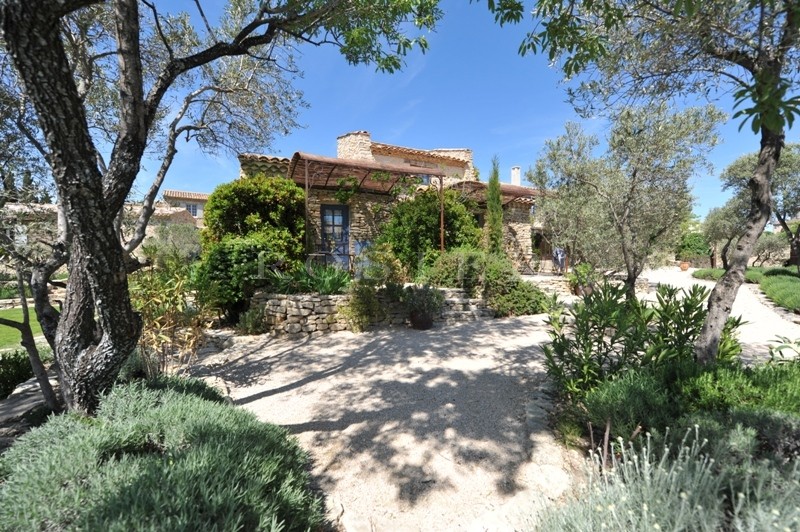 Gordes, for sale, a beautiful family farmhouse with outbuildings and a swimming pool offering breathtaking views over the Luberon, the Alpilles and surrounding countryside