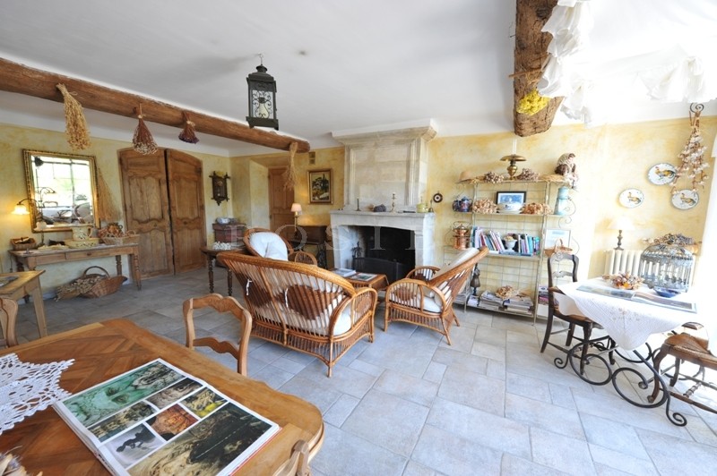 Gordes, for sale, a beautiful family farmhouse with outbuildings and a swimming pool offering breathtaking views over the Luberon, the Alpilles and surrounding countryside