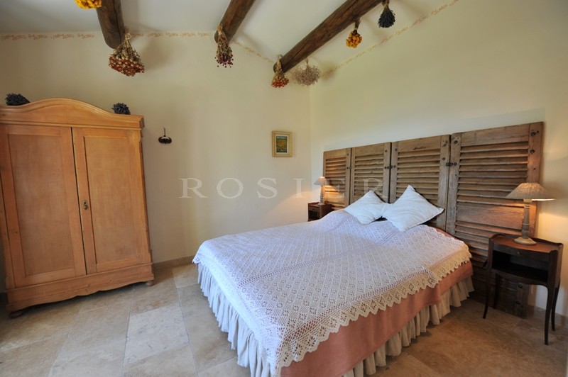 Gordes, for sale, a beautiful family farmhouse with outbuildings and a swimming pool offering breathtaking views over the Luberon, the Alpilles and surrounding countryside