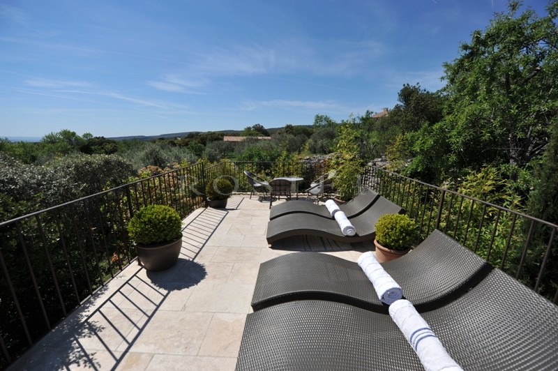 Gordes, for sale, a beautiful family farmhouse with outbuildings and a swimming pool offering breathtaking views over the Luberon, the Alpilles and surrounding countryside