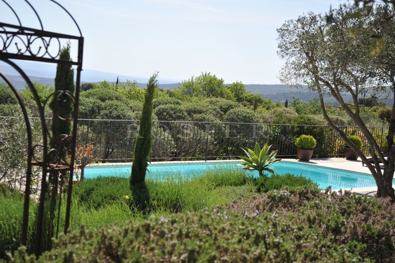 Gordes, for sale, a beautiful family farmhouse with outbuildings and a swimming pool offering breathtaking views over the Luberon, the Alpilles and surrounding countryside