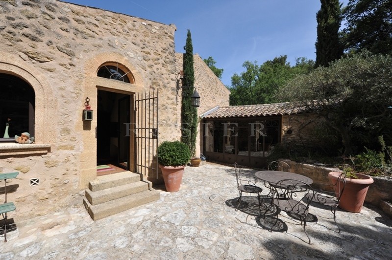 In the South Luberon, close to the celebrated villages of Cucuron and Lourmarin and only 30 minutes from Aix-en-Provence, an exceptional property at the heart of a magnificent  leafy park.
