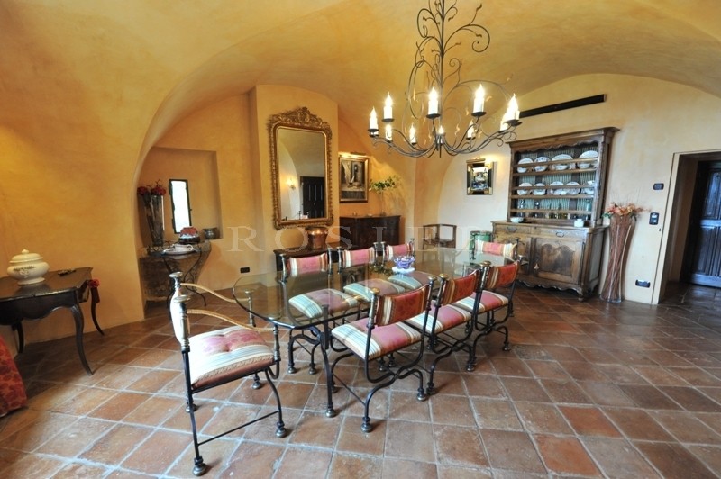 In the South Luberon, close to the celebrated villages of Cucuron and Lourmarin and only 30 minutes from Aix-en-Provence, an exceptional property at the heart of a magnificent  leafy park.