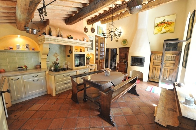 In the South Luberon, close to the celebrated villages of Cucuron and Lourmarin and only 30 minutes from Aix-en-Provence, an exceptional property at the heart of a magnificent  leafy park.