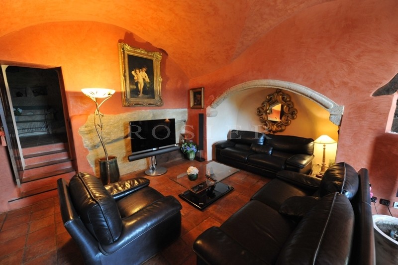 In the South Luberon, close to the celebrated villages of Cucuron and Lourmarin and only 30 minutes from Aix-en-Provence, an exceptional property at the heart of a magnificent  leafy park.