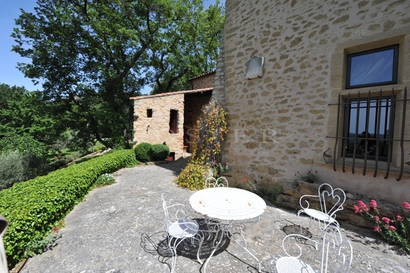 In the South Luberon, close to the celebrated villages of Cucuron and Lourmarin and only 30 minutes from Aix-en-Provence, an exceptional property at the heart of a magnificent  leafy park.