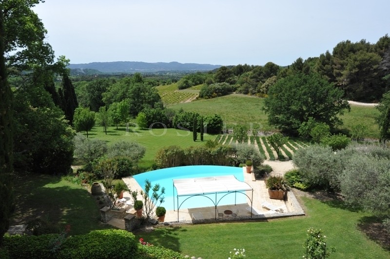 In the South Luberon, close to the celebrated villages of Cucuron and Lourmarin and only 30 minutes from Aix-en-Provence, an exceptional property at the heart of a magnificent  leafy park.