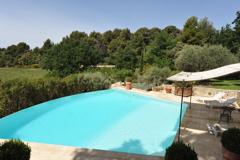 In the South Luberon, close to the celebrated villages of Cucuron and Lourmarin and only 30 minutes from Aix-en-Provence, an exceptional property at the heart of a magnificent  leafy park.