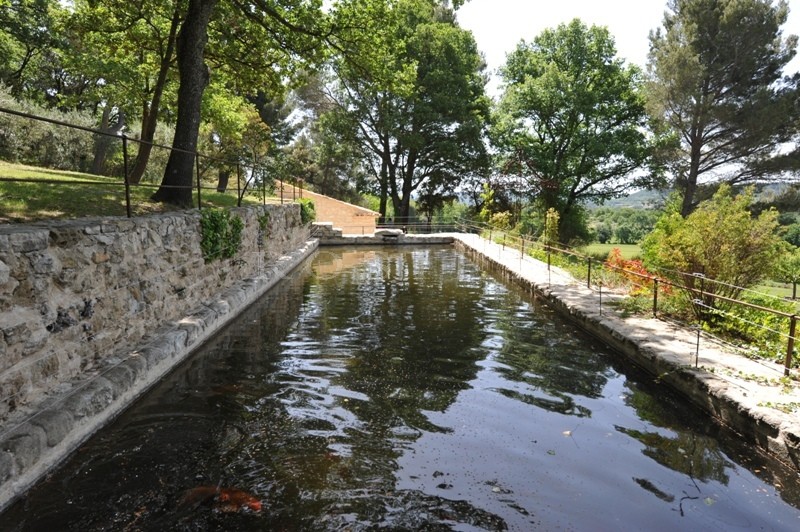 In the South Luberon, close to the celebrated villages of Cucuron and Lourmarin and only 30 minutes from Aix-en-Provence, an exceptional property at the heart of a magnificent  leafy park.