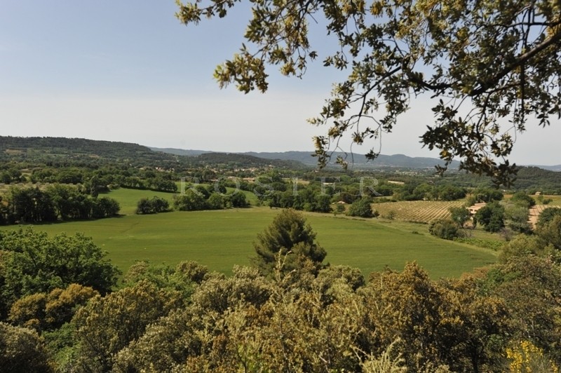 In the South Luberon, close to the celebrated villages of Cucuron and Lourmarin and only 30 minutes from Aix-en-Provence, an exceptional property at the heart of a magnificent  leafy park.