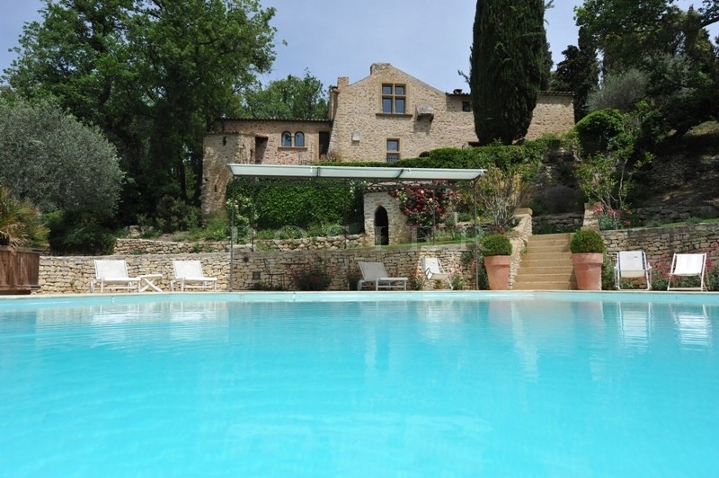 In the South Luberon, close to the celebrated villages of Cucuron and Lourmarin and only 30 minutes from Aix-en-Provence, an exceptional property at the heart of a magnificent  leafy park.